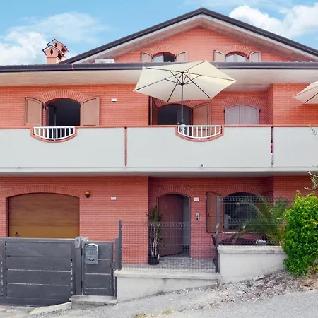 2 Bedroom Awesome In Apartmán Gubbio
